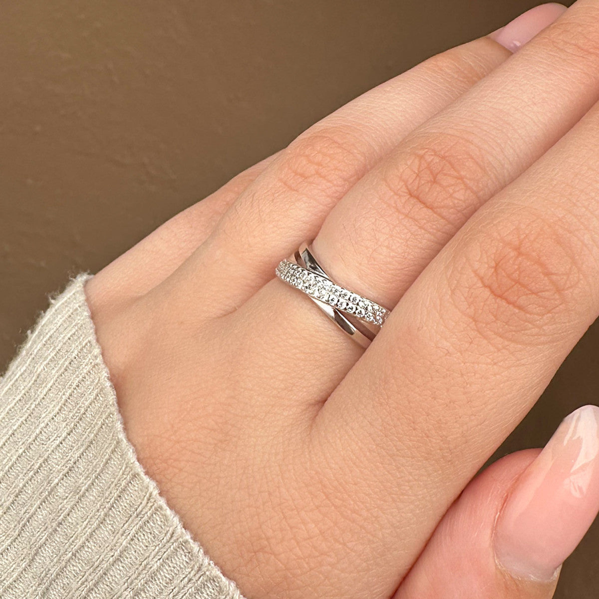 Anillo de Plata de Ley con circonitas blancas en dos tiras cruzadas foto