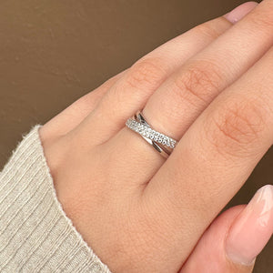 Anillo de Plata de Ley con circonitas blancas en dos tiras cruzadas foto
