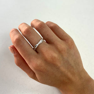 Anillo de plata de ley 925 con brazos cruzados de circonitas