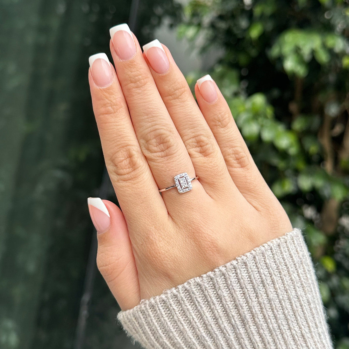 Anillo de plata de ley 925 con circonita cuadrada orlada de circonitas