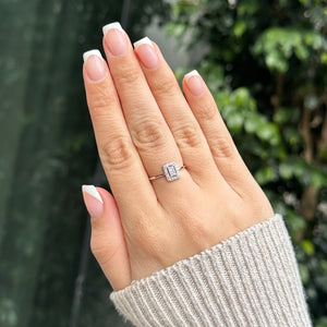 Anillo de plata de ley 925 con circonita cuadrada orlada de circonitas