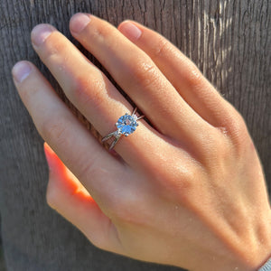 Anillo de plata de ley 925 de doble brazo con circonita color aguamarina