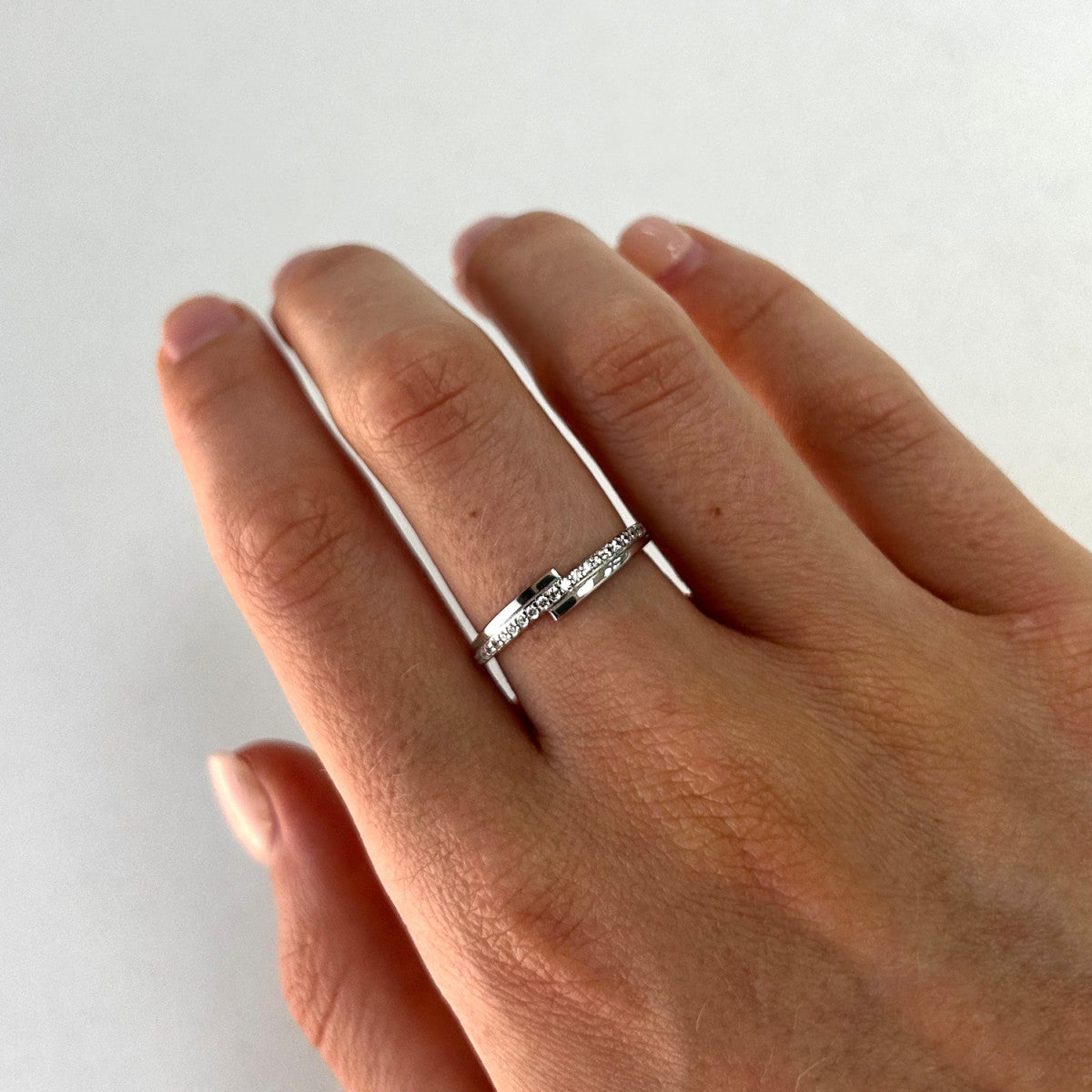 Anillo de plata de ley 925 de doble brazo con circonita central de 4 mm