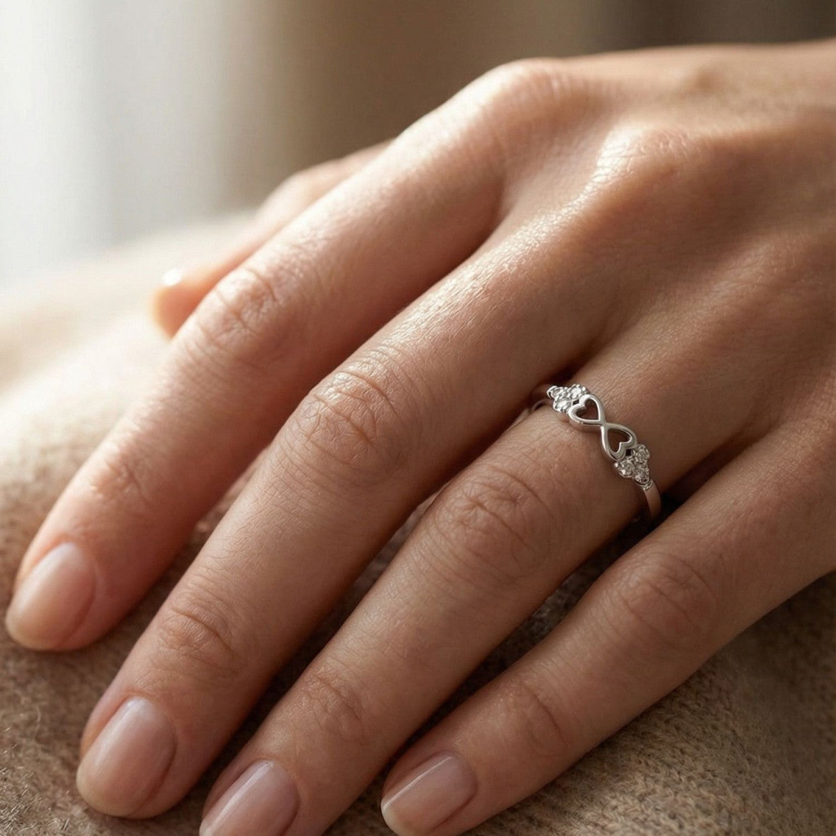 Anillo de plata de ley 925 con dos corazones calados de circonitas