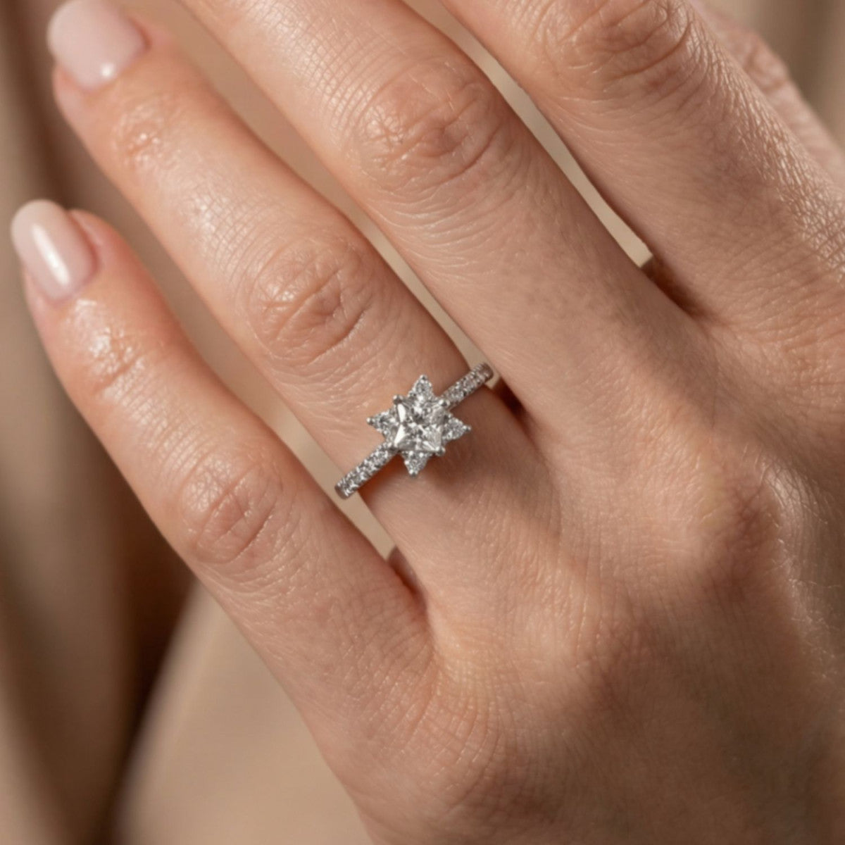 Anillo de plata de ley 925 con estrella de circonitas de 7 mm