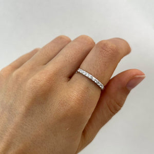 Media alianza de plata de ley 925 con circonitas en la mitad frontal