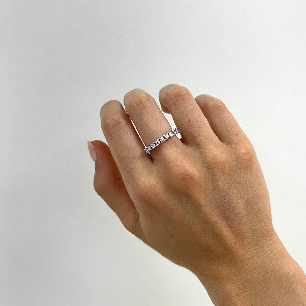Media alianza de plata de ley 925 de 3 mm con circonitas en garras
