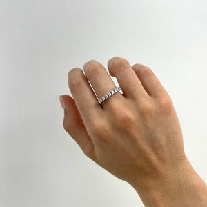 Media alianza de plata de ley 925 de 3 mm con circonitas en garras