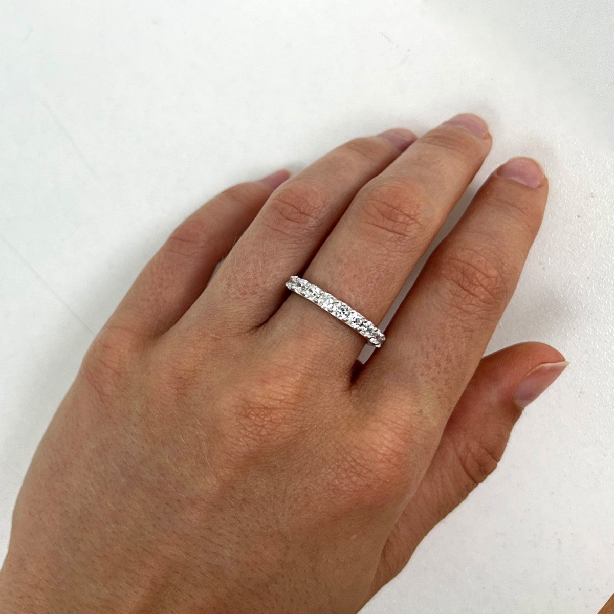 Media alianza de plata de ley 925 con circonitas en garras de 3,20 mm