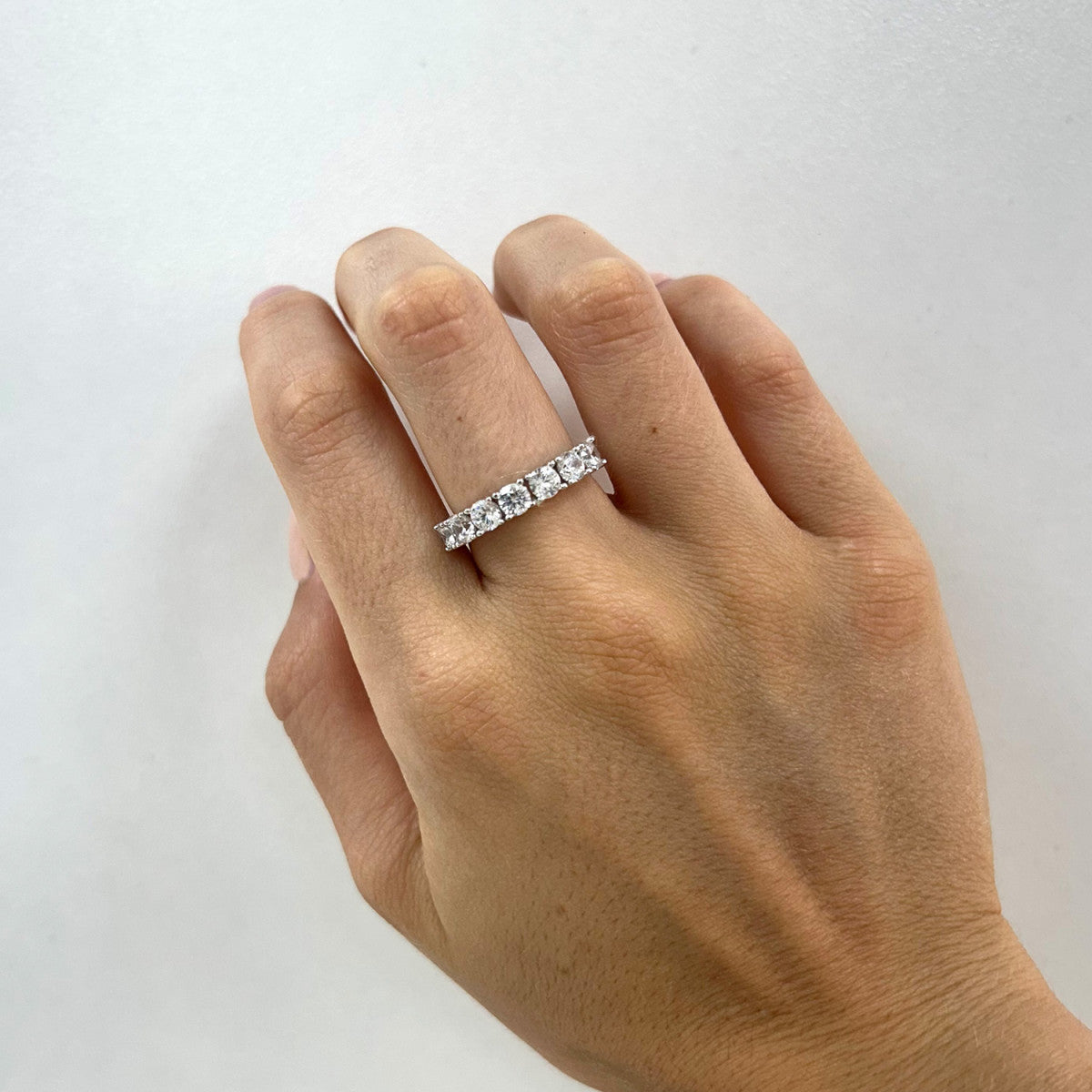 Media alianza de plata de ley 925 de 4 mm con circonitas grandes en garras