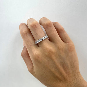 Media alianza de plata de ley 925 de 4 mm con circonitas grandes en garras