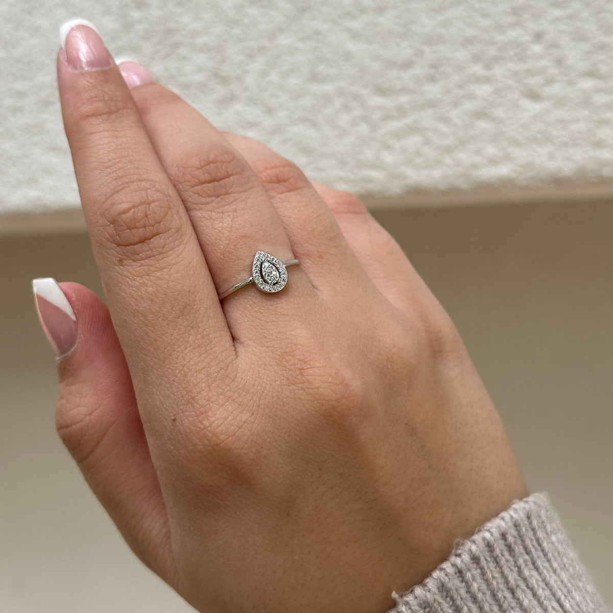 Anillo de plata de ley 925 con circonita en gota orlada de circonitas blancas