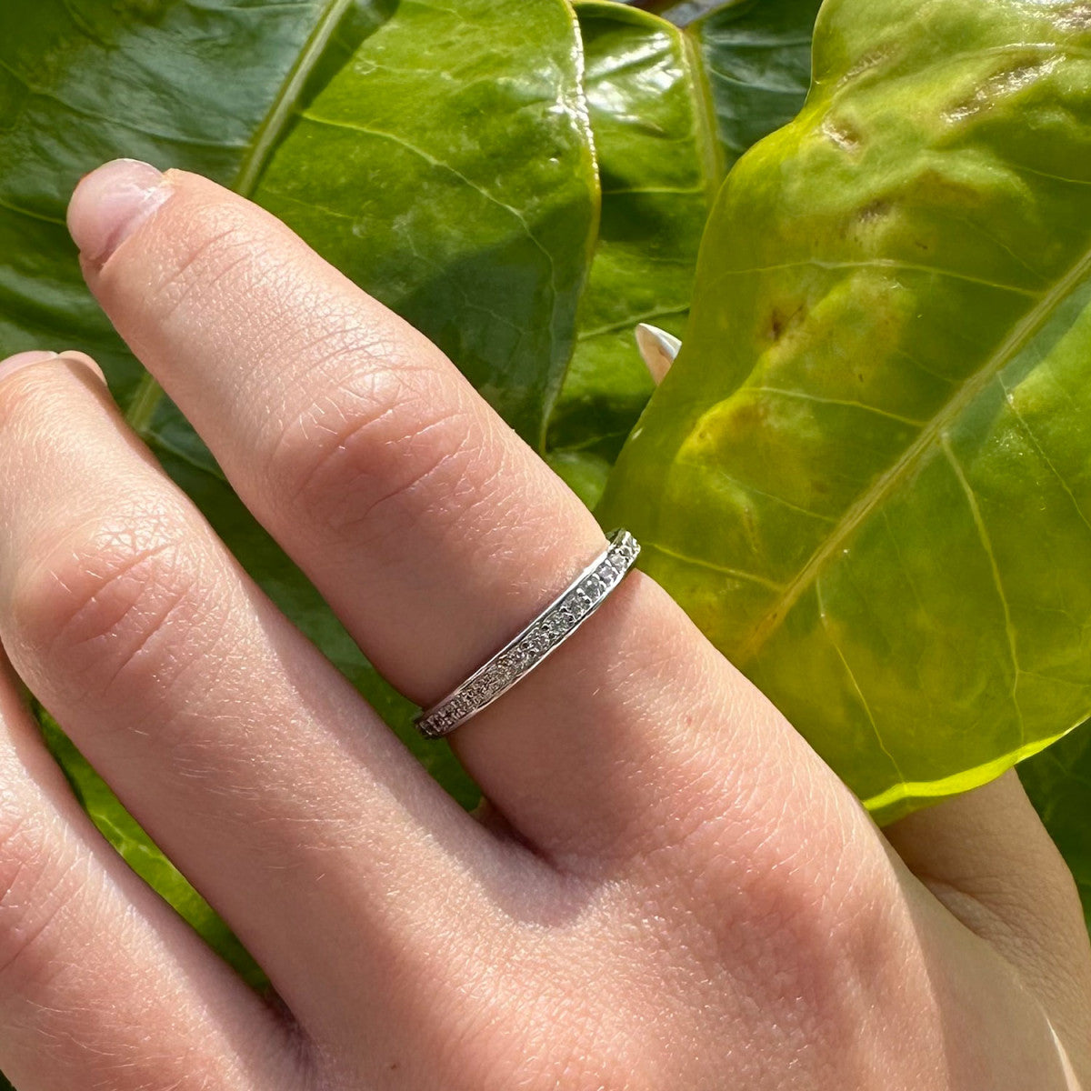 Anillo de plata de ley 925 con carril de circonitas en toda la vuelta