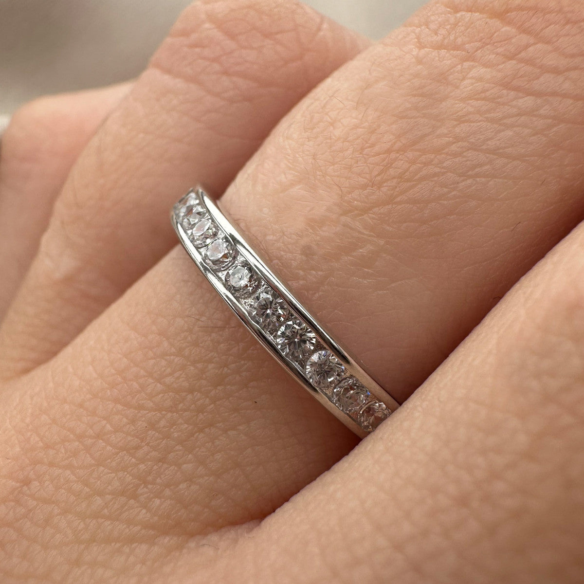 Anillo de plata de ley 925 con medio carril de circonitas de 3 mm