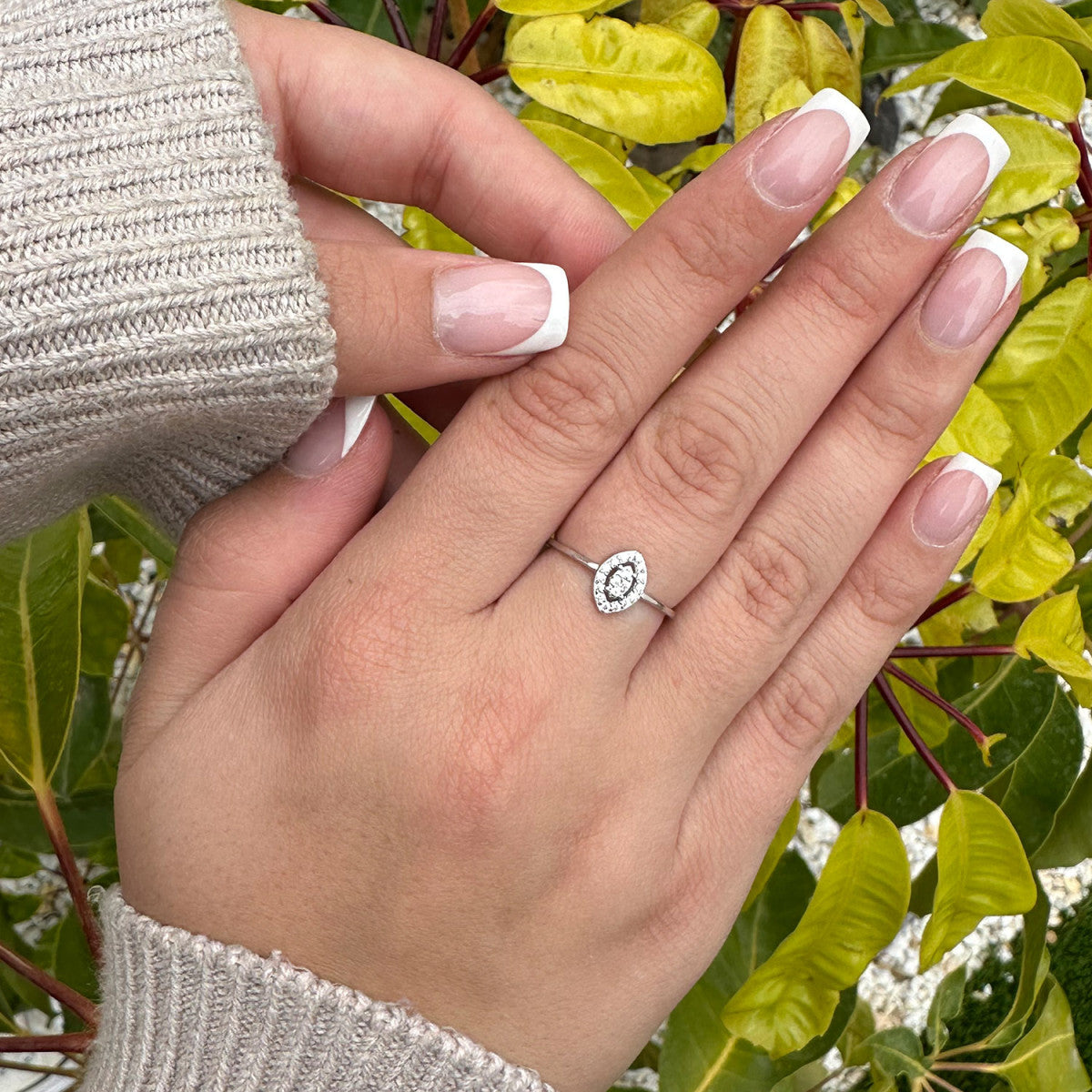 Anillo de plata de ley 925 con circonita talla navette orlada