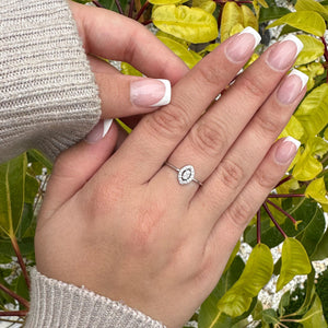 Anillo de plata de ley 925 con circonita talla navette orlada