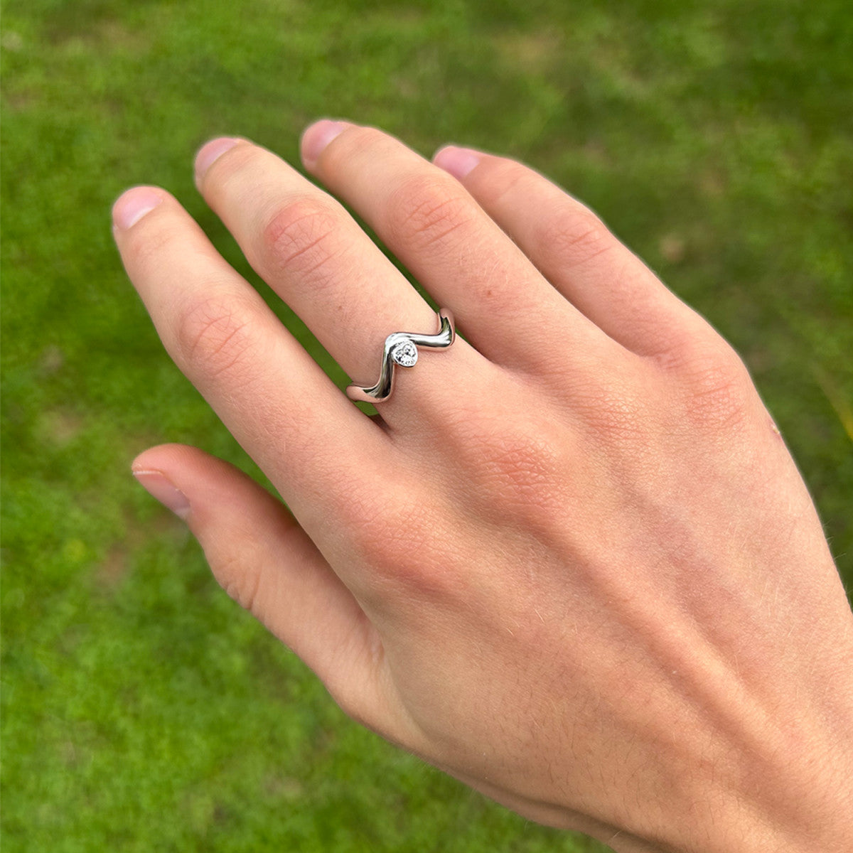 Sortija de ondas con corazón puesta