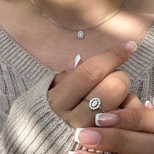 Anillo de plata de ley 925 con circonita oval orlada de circonitas