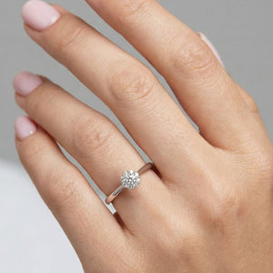 Anillo de plata de ley 925 con rosetón de circonitas de 4 mm