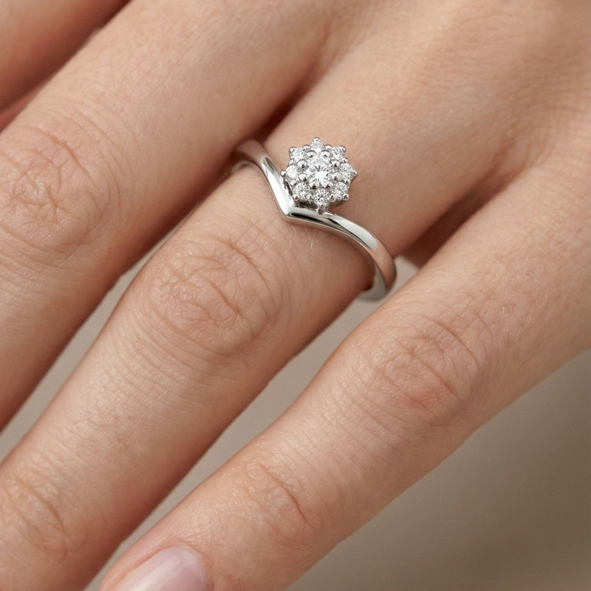 Anillo de plata de ley 925 con rosetón orlado de circonitas de 4 mm