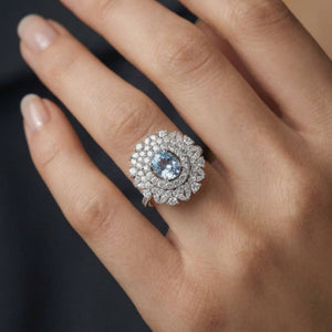 Anillo de plata de ley 925 con gran rosetón de circonitas y piedra aguamarina