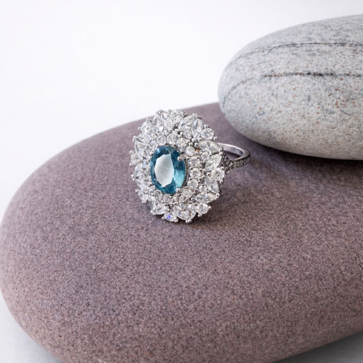 Anillo de plata de ley 925 con gran rosetón de circonitas y piedra aguamarina