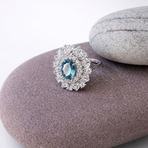 Anillo de plata de ley 925 con gran rosetón de circonitas y piedra aguamarina