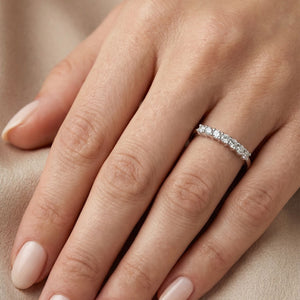 Anillo de plata de ley 925 con siete circonitas en línea de 2,50 mm
