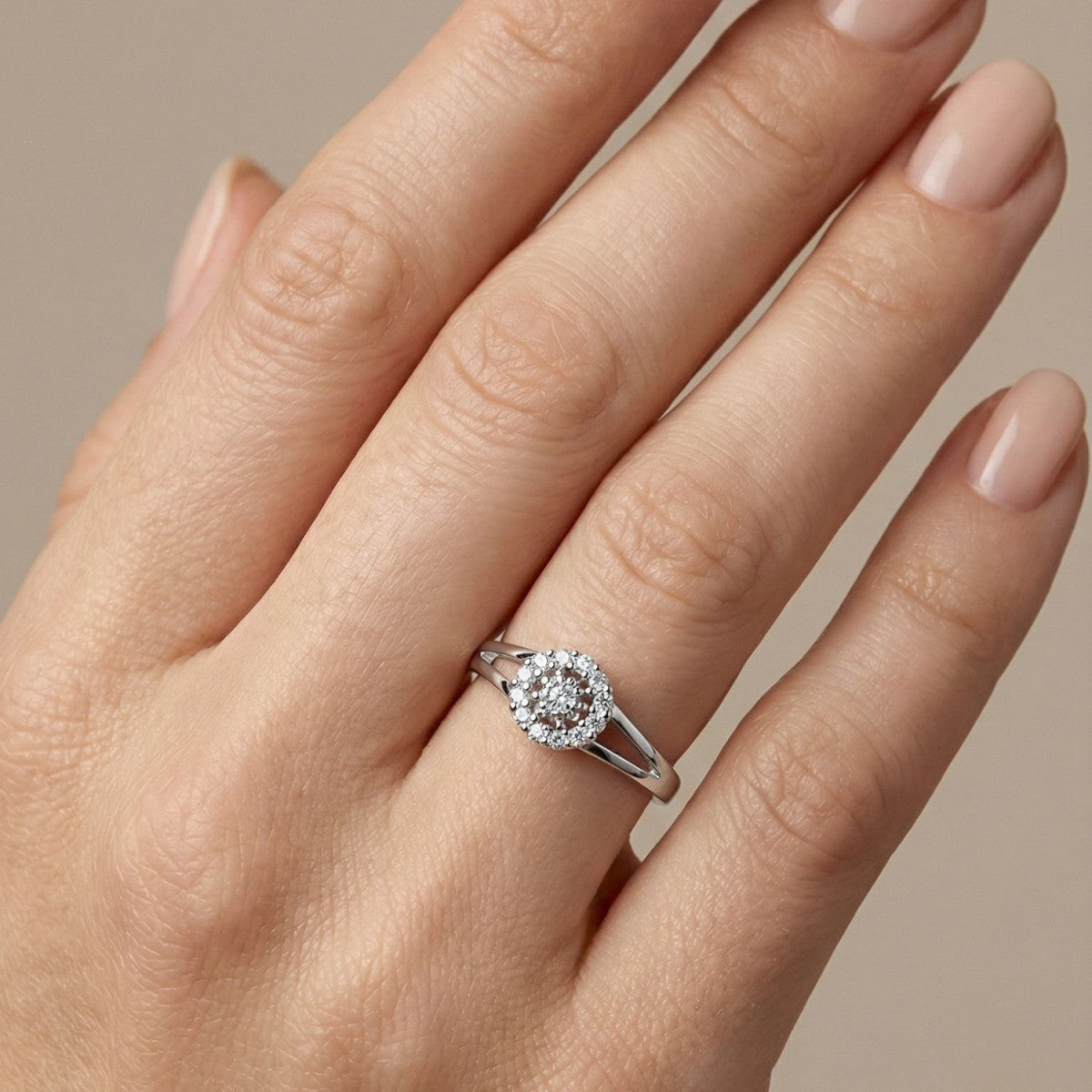 Anillo de plata de ley 925 con dibujo de sol de circonitas