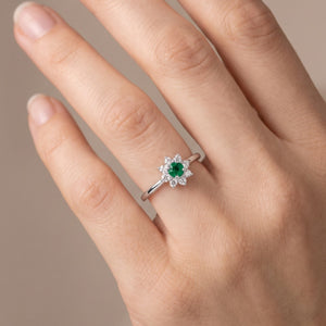 Sortija flor plata de ley circonita esmeralda puesta