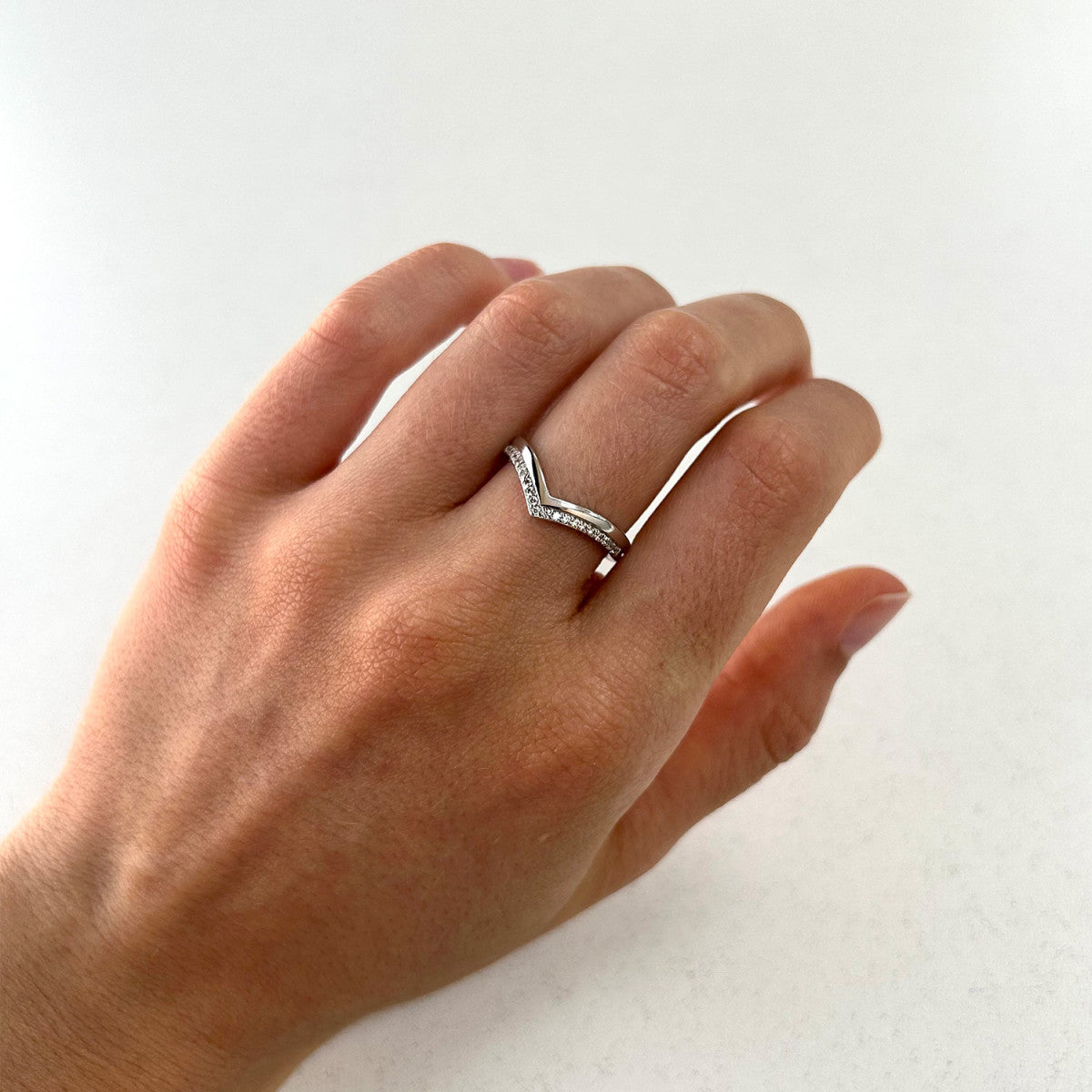 Anillo de Plata de Ley con circonitas blancas en forma de tiara mano