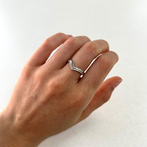 Anillo de Plata de Ley con circonitas blancas en forma de tiara mano