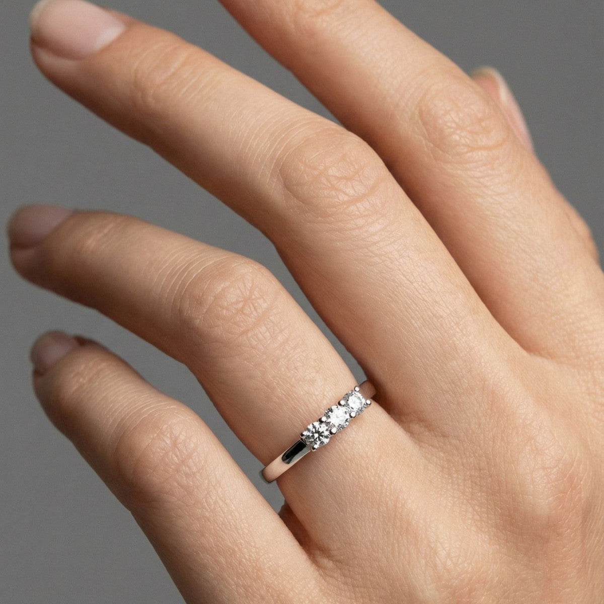 Anillo de plata de ley 925 tresillo con tres circonitas de 2,50 mm