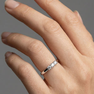 Anillo de plata de ley 925 tresillo con tres circonitas de 2,50 mm