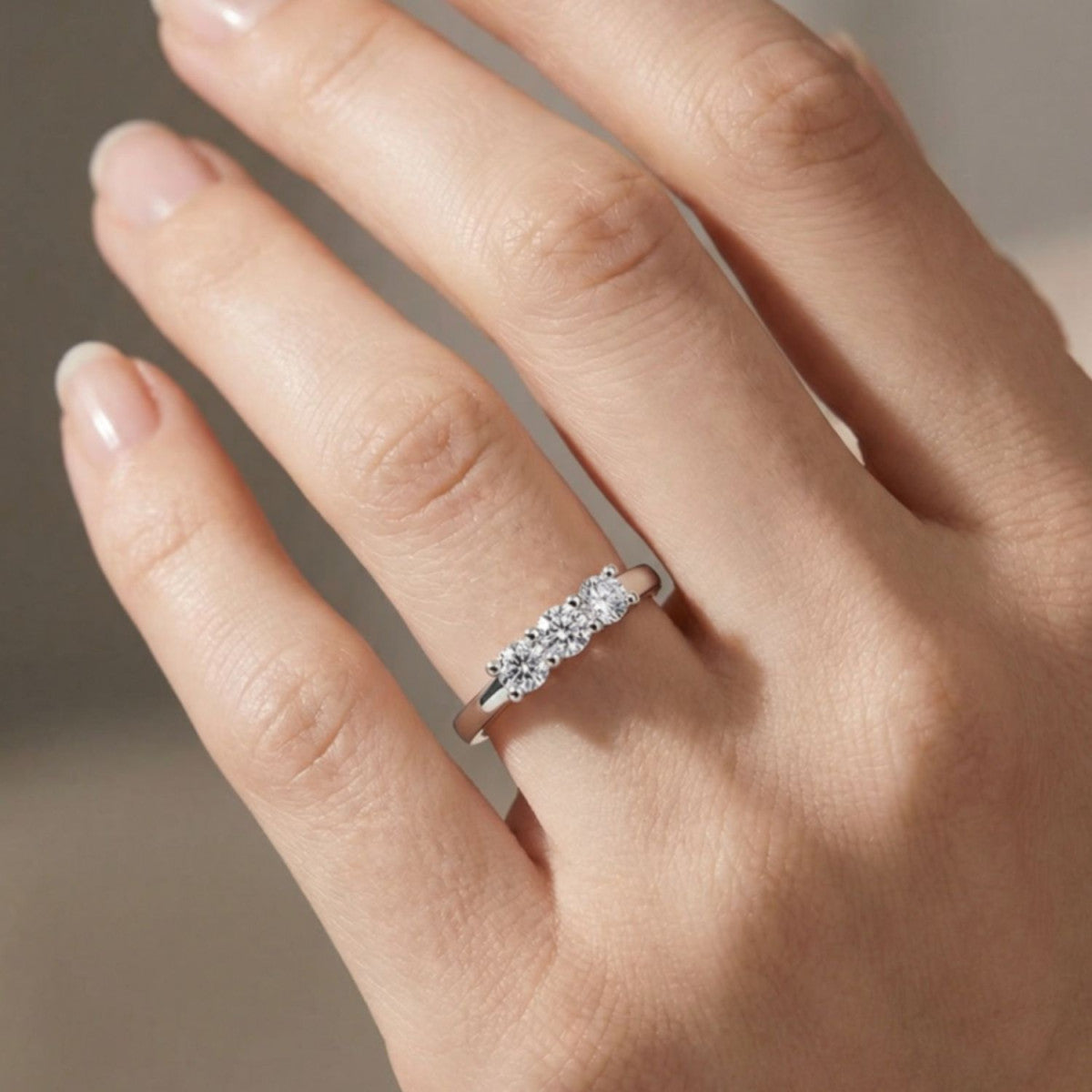 Anillo de plata de ley 925 con tres circonitas en línea de 3 mm