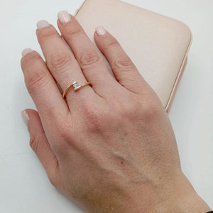 Anillo Solitario Oro 18k — Diamante de Laboratorio en Engaste Tensión Minimalista mano