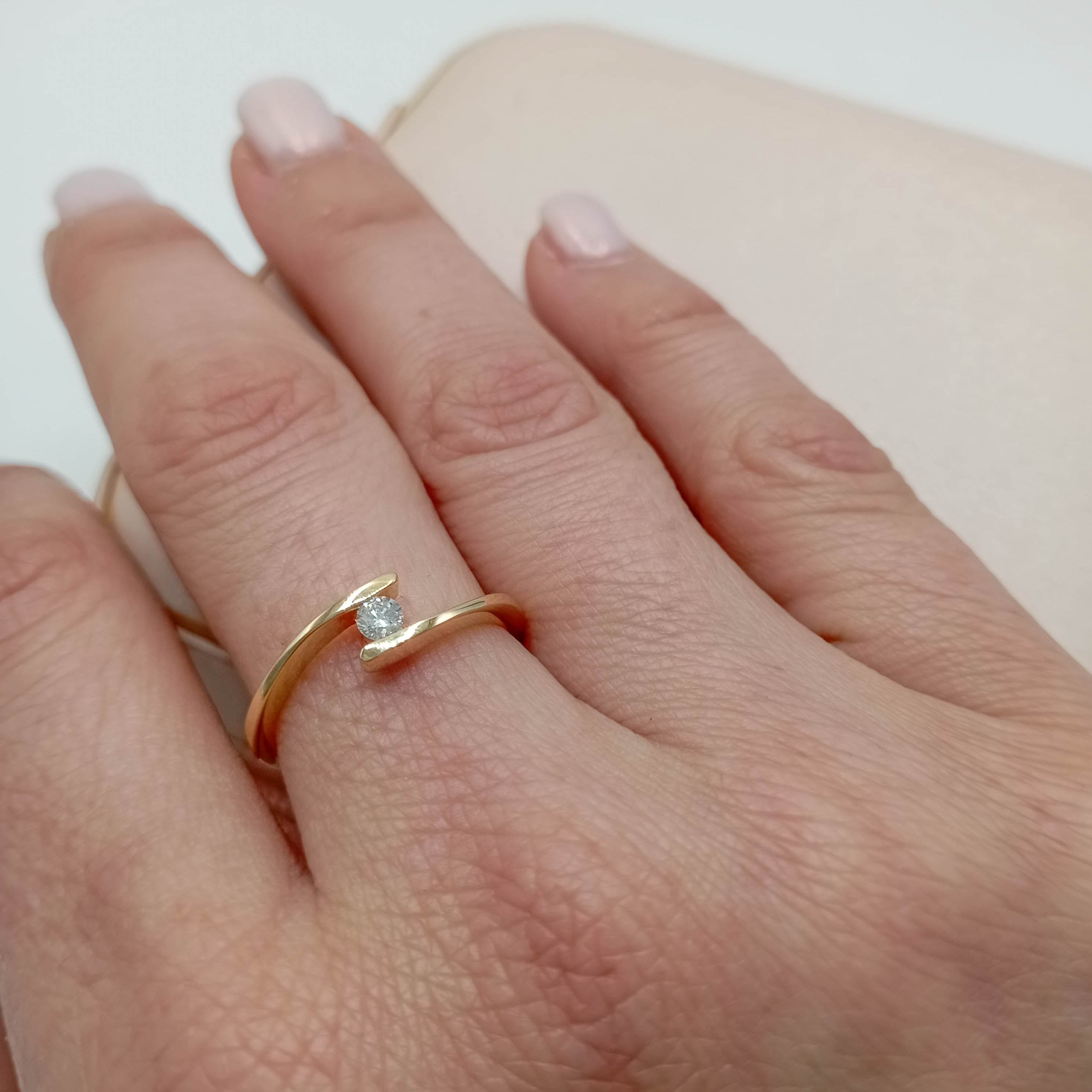 Anillo Solitario Oro 18k — Diamante de Laboratorio en Engaste Tensión Minimalista zoom