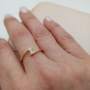 Anillo Solitario Oro 18k — Diamante de Laboratorio en Engaste Tensión Minimalista zoom