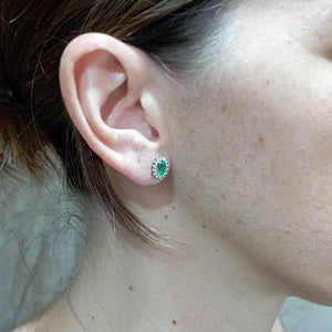Par de pendientes pequeños oro blanco con una esmeralda y cerco de diamantes oreja