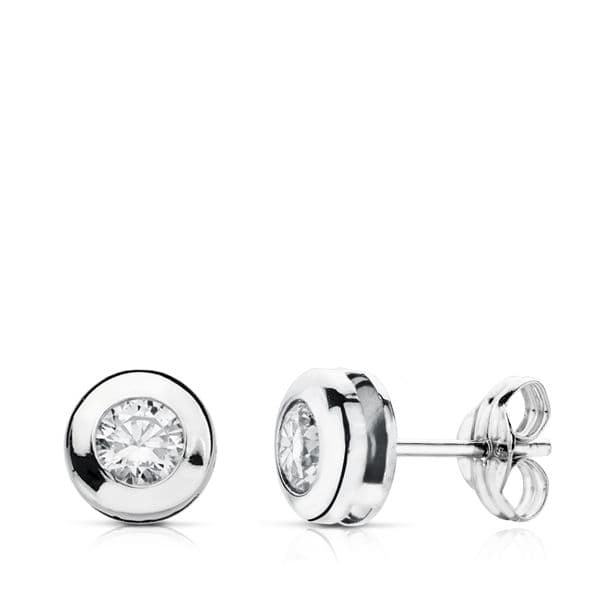 Par de pendientes de oro blanco de ley 18k chatón con circonita, cierre mariposa, miden 6.5mm de diámetro. 