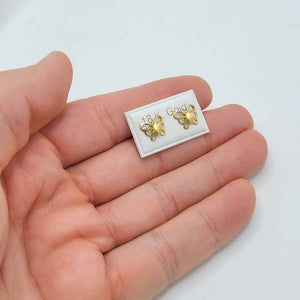 Par de pendientes pequeños de oro de ley 18k en forma de mariposas tamaño real