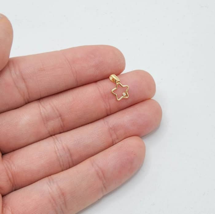 Colgante de oro de primera ley 18k en forma de estrella con una circonita