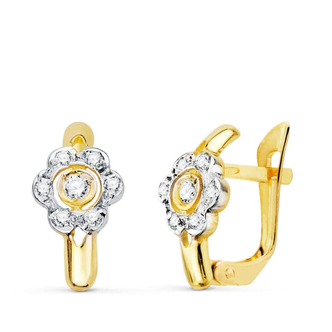 Pendientes de oro 18k de niña para comunión bicolor con motivo de flor con circonitas, con cierre catalán. Los pendientes miden 12 mm de alto y 6 mm de ancho.