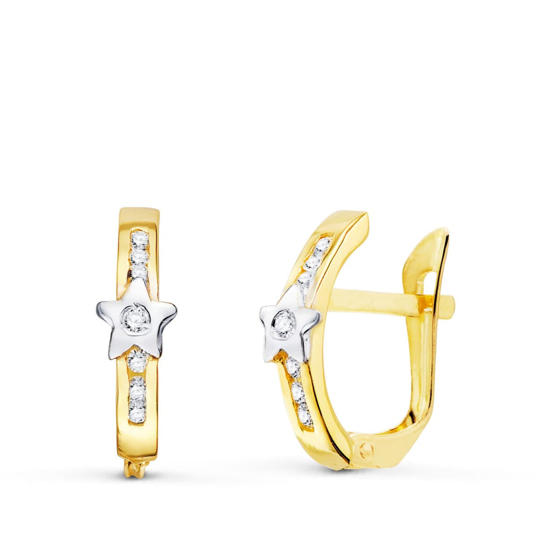 Pendientes de oro 18k de niña para comunión bicolor con motivo de estrella y carril de circonitas, con cierre catalán. Los pendientes miden 13 mm de alto y 3 mm de ancho.