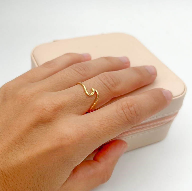 Fino anillo de oro de ley 18 quilates en forma de ola dedo