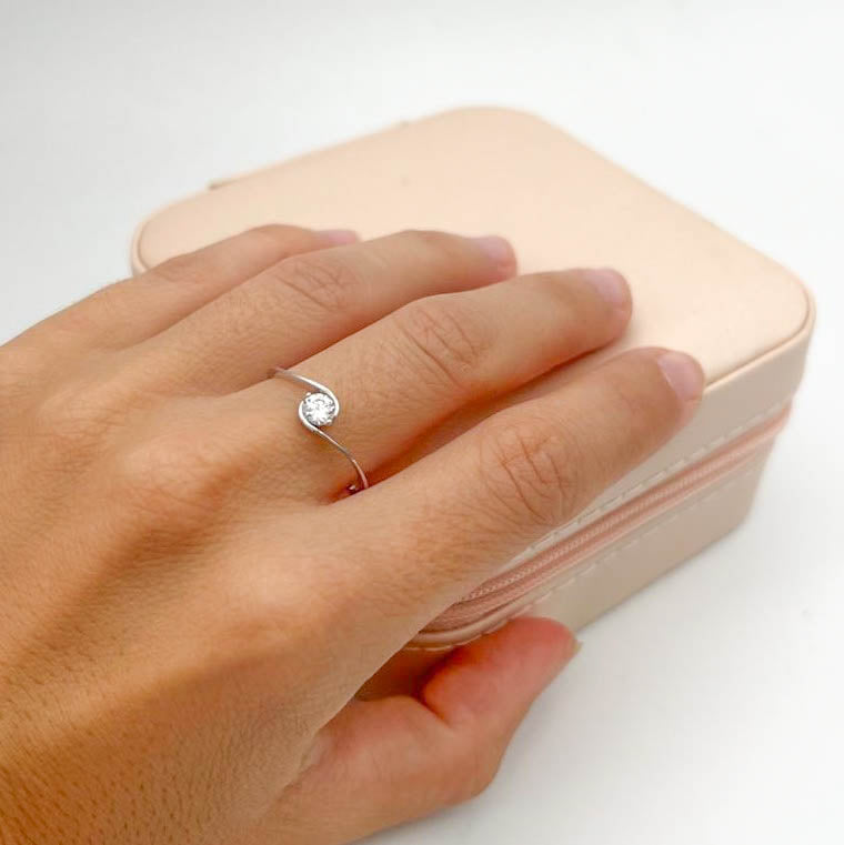 Fino anillo de oro blanco 18k solitario