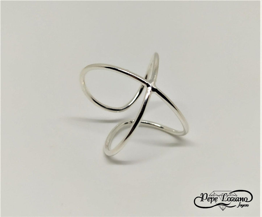 Anillo de plata para mujer ajustable en forma de infinito que envuelve el dedo.