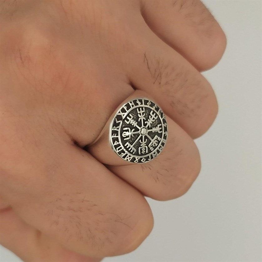 Anillo sello de plata brújula vikinga en dedo