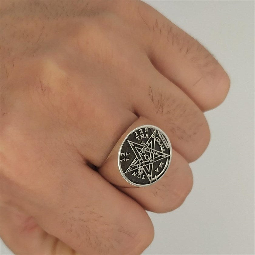 Anillo sello de plata tetragramatón en dedo