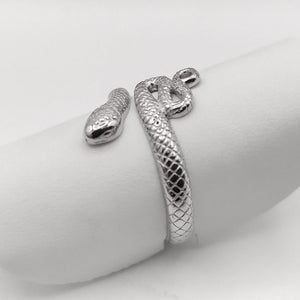 Anillo serpiente de plata de ley 925, es ajustable a varias tallas lateral